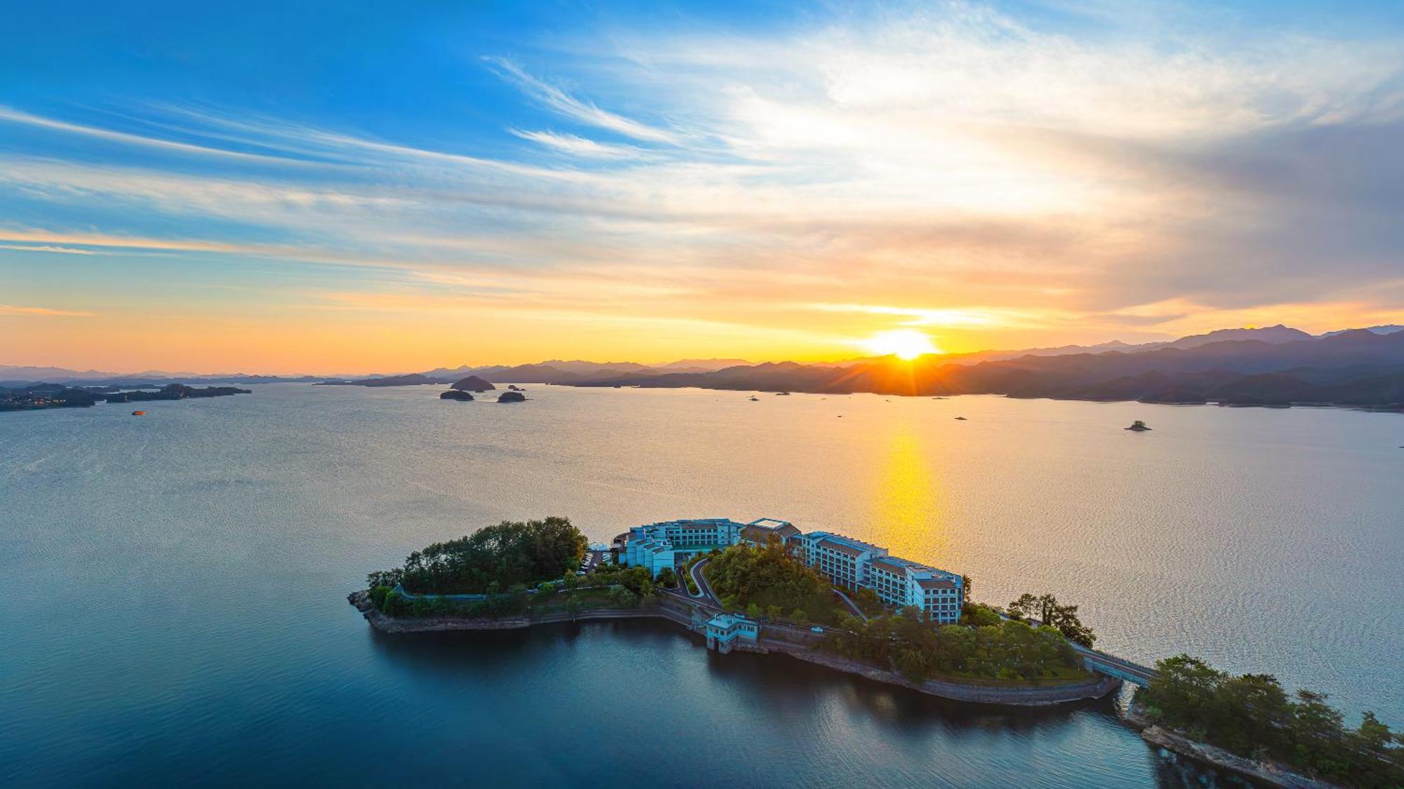 Voco Thousand Island Lake By Ihg Chun'an Buitenkant foto